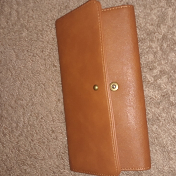 Universal Thread Trifold Wallet - Picture 3 of 4